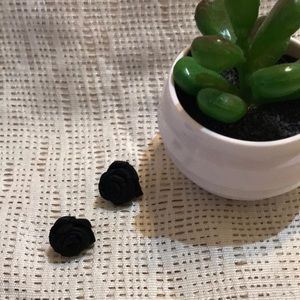 🖤Small black rose earrings